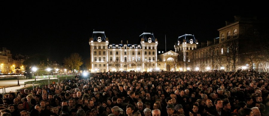 W niedzielę wieczorem w stolicy Francji doszło do co najmniej kilku fałszywych alarmów. Na placu Republiki, gdzie od soboty zbierają się ludzie, żeby upamiętnić ofiary zamachów, policja przeprowadziła ewakuację.