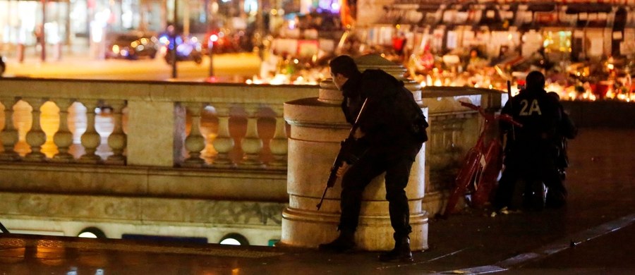 Francuski prezydent Francois Hollande poinformował w niedzielę parlament, że w związku z zamachami terrorystycznymi w Paryżu chce przedłużenia stanu wyjątkowego na trzy miesiące. We Francji ogłoszenie stanu wyjątkowego trwającego ponad 12 dni wymaga ustawy, która konkretnie określi czas jego trwania. Zanim ustawa wejdzie w życie, musi zostać poddana pod głosowanie w parlamencie.