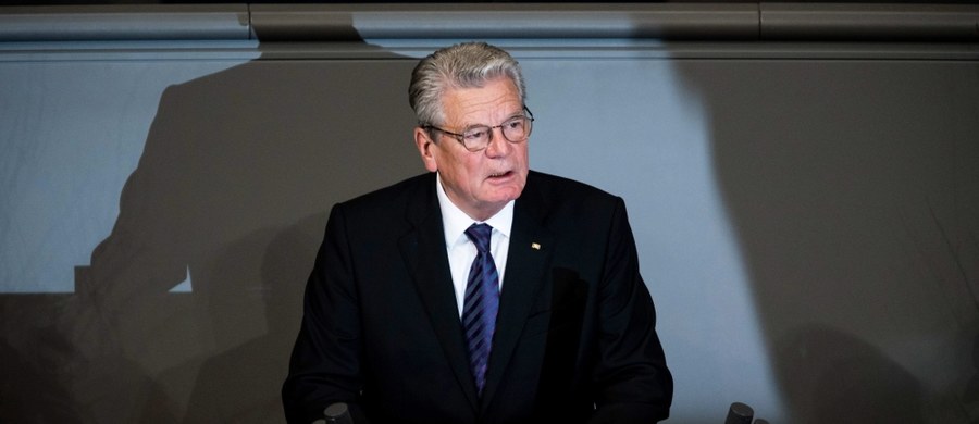 Prezydent Niemiec Joachim Gauck nazwał zamachy terrorystyczne w Paryżu wojną nowego rodzaju. W przemówieniu wygłoszonym w niedzielę z okazji Dnia Żałoby Narodowej Gauck podkreślił, że demokracja jest silniejsza od terroryzmu.