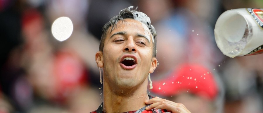 Hiszpański pomocnik Thiago Alcantara doznał kontuzji wcześniej operowanego kolana. Piłkarz Bayernu Monachium wypadnie z gry na kilka tygodni, ale lekarze nie chcą prognozować na jak długo.