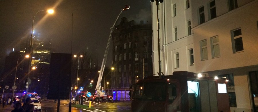 16 zastępów strażackich walczy z pożarem opuszczonej kamienicy na rogu ulic Żelaznej i Złotej w Warszawie. Informację o tym zdarzeniu dostaliśmy na Gorącą Linię RMF FM.