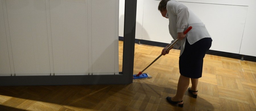 Nie tylko prywatne firmy oszczędzają kosztem ochroniarzy, sprzątaczek i nisko wykwalifikowanych pracowników. Tak samo chętnie robią to instytucje publiczne - donosi "Gazeta Wyborcza".