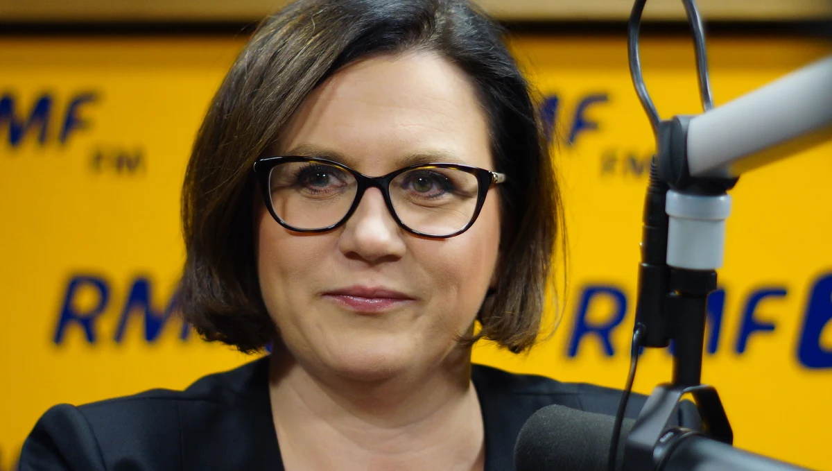 "Rząd podejmował decyzję ws. przyjmowania uchodźców i rząd może ją w jakiś sposób zmienić. Trzeba silnie zrewidować stanowisko na forum UE" - mówi w Kontrwywiadzie RMF FM szefowa Kancelarii Prezydenta Małgorzata Sadurska. "Od początku mówiliśmy, że kwoty, na które zgodziła się Ewa Kopacz, nie były dobrym rozwiązaniem. Mamy 7 tys. uchodźców do przyjęcia i powstaje pytanie, czy będzie tylko 7 tys., czy - zgodnie z zasadą o nierozdzielaniu rodzin - potem nie będzie dużo więcej" - uważa Sadurska. Jej zdaniem "sprawa migracji powinna być decyzją państwa członkowskiego, a narzucanie kwot przez Unię jest złym rozwiązaniem". 