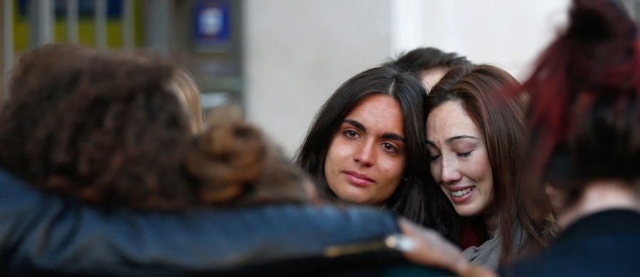 Matka z córką, studentka z USA, menadżer wytwórni płytowej, dziennikarz, operator kamery - oni wszyscy są wśród 129 ofiar krwawych zamachów w Paryżu, do których doszło w ubiegły piątek. Agencja Associated Press przejrzała część życiorysów tych, którzy zginęli z rąk terrorystów.