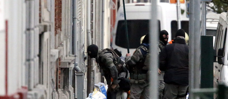 Dwie osoby, które zatrzymano w sobotę w Belgii, zostały oskarżone o przynależność do grupy terrorystycznej oraz powiązania z zamachami terrorystycznymi - poinformowała prokuratura. Wcześniej powiadomiono o zwolnieniu pięciu innych zatrzymanych.