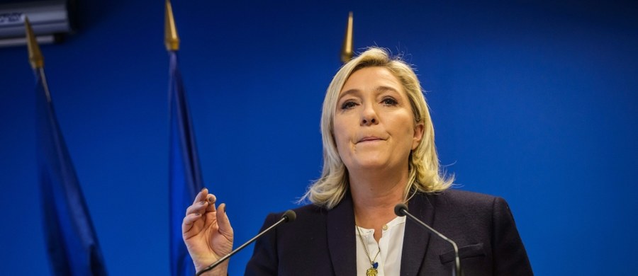 "Zgodnie z informacjami udzielonymi w poniedziałek przez prokuratora Francois Molinsa, jeden z kamikadze operujących w pobliżu Stade de France przybył do Francji 3 października w całej masie imigrantów. Ta fala każdego dnia zalewa Europę" – oświadczyła szefowa francuskiego Frontu Narodowego Marine Le Pen po krwawych zamachach w Paryżu. "Wielokrotnie ostrzegaliśmy i dzieliliśmy się obawami, że wśród migrantów mogą być dżihadyści. Obawy te zmaterializowały się w krwawych zamachach w piątek" – dodała.