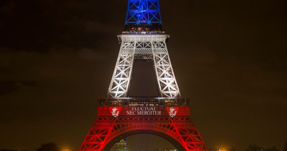 Wieża Eiffla, zamknięta zaraz po zamachach w Paryżu, została znów otwarta dla publiczności. Do środy będzie iluminowana w barwach narodowych Francji - na niebiesko-biało-czerwono.