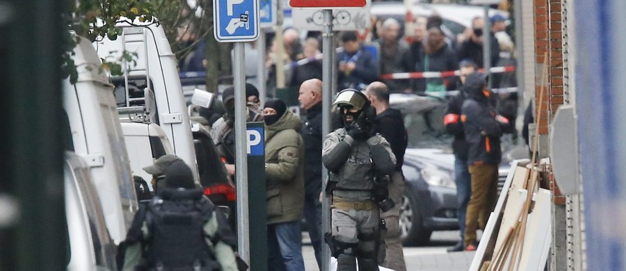 W belgijskiej dzielnicy Molenbeek wyczuwalne jest napięcie. Gdy zbliżam się z mikrofonem do ulicy Delaunoy, gdzie policja przeprowadziła akcję, próbując ująć wroga publicznego numer jeden - Salaha Abdeslama, otacza mnie grupa nastolatków. Pokrzykują po francusku i arabsku. Zaczepnie pytają, który z domów będzie jutro przeszukiwany, czy mam jakieś dowody, czy napiszę, że są terrorystami... Wybawia mnie 30-letni mężczyzna, który ich stanowczo odsuwa: "Zamknijcie się. W ten sposób potwierdzacie tylko złą opinię o nas" - mówi do chłopaków, którzy rzeczywiście milkną, ale będą teraz przysłuchiwać się naszej rozmowie. 