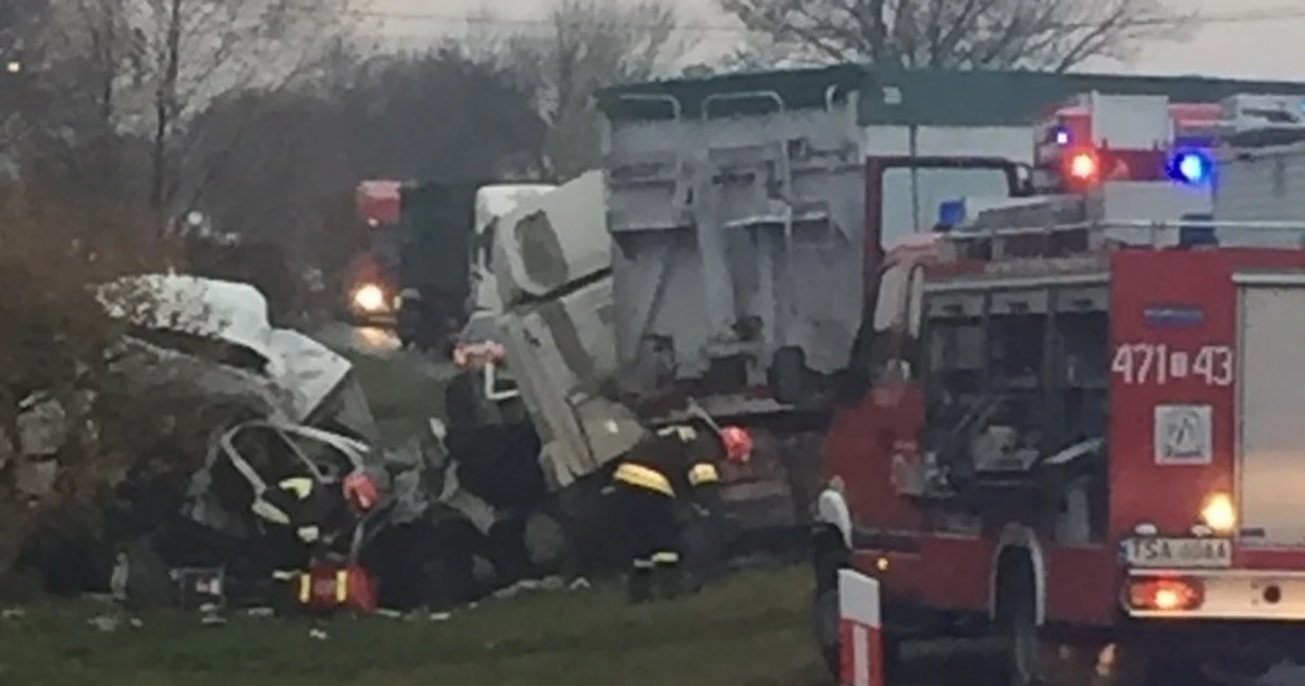 2 osoby trafiły do szpitala po wypadku do jakiego doszło Wierzbinach w województwie świętokrzyskim. Samochód osobowy zderzył się tam z ciężarówką. Zdjęcie dostaliśmy na Gorącą Linię. 