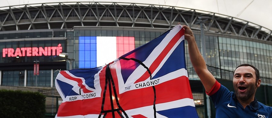 Trener piłkarskiej reprezentacji Anglii Roy Hodgson przed wieczornym meczem przeciwko Francji na stadionie Wembley w Londynie zaapelował do kibiców o wspólnie odśpiewanie "Marsylianki". Ma to być symboliczny znak wspólnoty po piątkowych zamachach w Paryżu. "To nie będzie zwykły mecz" - przyznał trener. Okolice londyńskiego stadionu będą zaś patrolować uzbrojeni policjanci. 