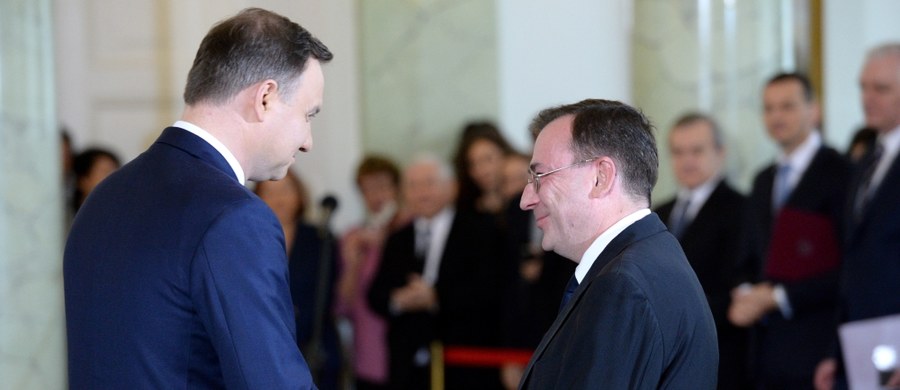 Prezydent Andrzej Duda ułaskawił byłego szefa CBA Mariusza Kamińskiego i byłych funkcjonariuszy biura skazanych za działania w tzw. "aferze gruntowej", m.in. wiceszefa Macieja Wąsika. B. Szef CBA Mariusz Kamiński w oświadczeniu podkreślił, że traktuje decyzję prezydenta o ułaskawieniu "jak symbol przywracania podstawowego poczucia sprawiedliwości, uczciwości i przyzwoitości w życiu publicznym".