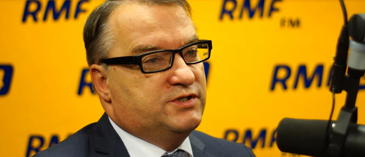 "Ułaskawienie Mariusza Kamińskiego świadczy o klientelizmie politycznym - to jeden z elementów korupcji politycznej. Nie rozumiem tej decyzji" - mówi w Kontrwywiadzie RMF FM były koordynator ds. służb specjalnych Marek Biernacki. "Andrzej Duda mógł poczekać do zakończenia postępowania sądowego" - dodaje Biernacki. "Pan prezydent, który został rekomendowany przez ugrupowanie, gdzie prominentną postacią jest Kamiński, kontestując całe postępowanie sądowe, wydaje wyrok. Boję się tego" – komentuje gość RMF FM. Dodaje, że prezydent będzie teraz przyjmował ślubowania młodych sędziów. "Oni wszyscy będą przychodzili ze świadomością, że jest to prezydent kontentujący postępowanie sądów. To nie jest tworzenie dobrej warstwy" - uważa Biernacki. 