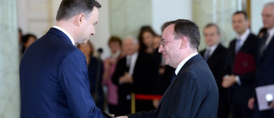 Prezydent Andrzej Duda, który przybył do Sejmu, aby wysłuchać expose premier Beaty Szydło, w rozmowie z dziennikarzami skomentował sprawę ułaskawienia Mariusza Kamińskiego. "Postanowiłem uwolnić wymiar sprawiedliwości od sprawy Mariusza Kamińskiego, która zawsze byłaby postrzegana jako polityczna, to moja odpowiedzialność" - stwierdził prezydent.