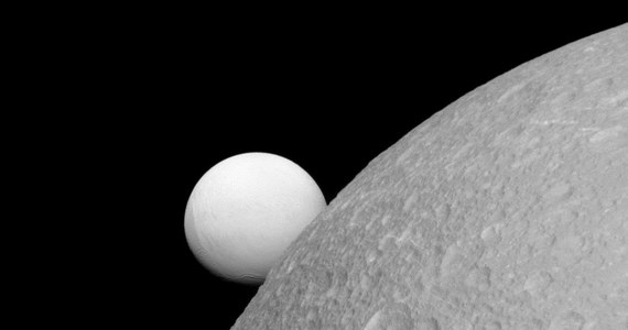 Choć dwa z księżyców Saturna - Dione i Enceladus - są zbudowane z praktycznie tych samych materiałów, wyglądają odmiennie. Powierzchnia Enceladusa znacznie lepiej odbija promieniowanie słoneczne i dlatego, na tle czerni otwartej przestrzeni kosmicznej wydaje się znacznie jaśniejsza. Potwierdza to opublikowane właśnie przez NASA zdjęcie, wykonane przez sondę Cassini 8 września bieżącego roku, z odległości około 83 tysięcy kilometrów od Dione i mniej więcej 364 tysięcy kilometrów od Enceladusa.