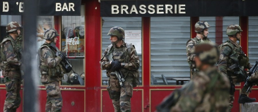 Siedem godzin trwała operacja antyterrorystów w Saint-Denis na północnym przedmieściu Paryża, prowadzona w ramach śledztwa ws. piątkowych zamachów w stolicy Francji - poinformował rzecznik rządu Stephane Le Foll. Zatrzymano w sumie siedem osób. Zginęły - jak podały źródła policyjne - dwie osoby, które zabarykadowały się w oblężonym przez antyterrorystów mieszkaniu: mężczyzna i kobieta, która zdetonowała ładunki wybuchowe przytwierdzone do ciała. Według AFP, to pierwsza kobieta-kamikadze we Francji. Rannych zostało kilku policjantów.