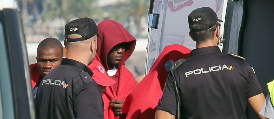 22 rozbitków uratowano z katastrofy łodzi z uchodźcami w pobliżu Wysp Kanaryjskich. 1 osoba zginęła. Według różnych źródeł, w Łodzi mogło być od 25 do nawet 40 osób. Dwa statki należące do hiszpańskiej i marokańskiej straży przybrzeżnej kontynuują akcję poszukiwawczą.