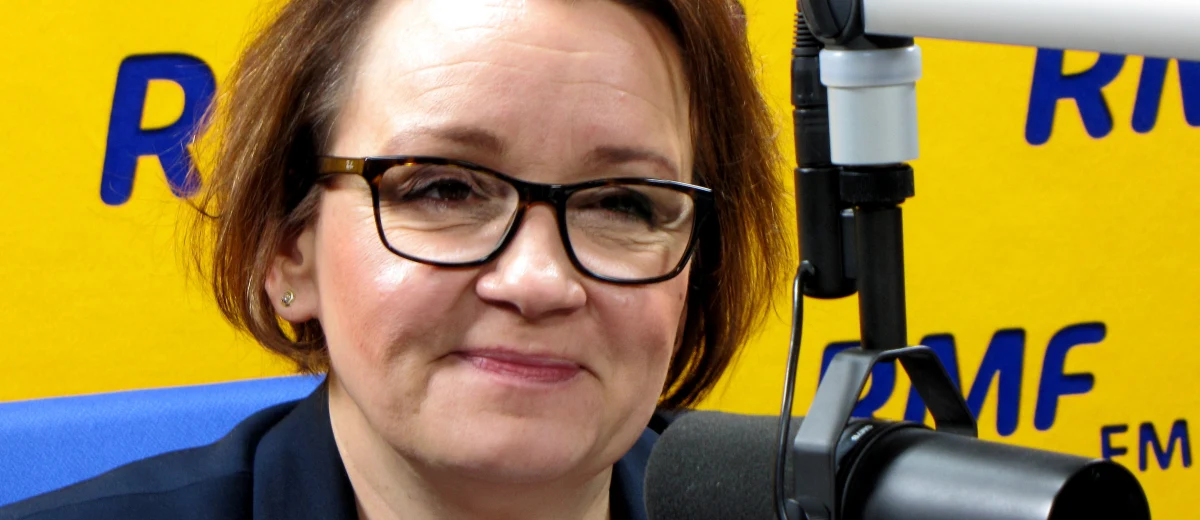 „Najwcześniej reformę zaczniemy za 2 lata. Na taki rytm wskazują eksperci. Trzeba się przecież przygotować - podstawy programowe, podręczniki. Trzeba również przekonać dzieci i wystraszonych nauczycieli przez ZNP” – mówi w Kontrwywiadzie RMF FM nowa szefowa MEN Anna Zalewska pytana o likwidację gimnazjów. Wg niej wygaszanie gimnazjów zaczęłoby się 1 września 2017. Minister zapowiada również, że „ci nauczyciele, którzy będą w gimnazjum, nigdzie nie będą się przeprowadzać”. „Będziemy mieć szeroko zakrojone konsultacje. Mam nadzieję, że Polska nie widziała jeszcze takich konsultacji” – mówi Zalewska. Pytana o referendum ws. likwidacji gimnazjów, odpowiada: „Jeżeli obywatele zbiorą milion podpisów, to referendum musi się odbyć”. Dodaje, że „dziś mamy badanie mówiące, że prawie 70 proc. ludzi nie dostrzega niczego szczególnego na tym etapie edukacyjnym”. Powrót drożdżówek i słodyczy do szkół? „Zweryfikuję to postanowienie, trochę pisane na kolanach” – odpowiada szefowa MEN. „Chcę na wzór Jamiego Olivera spróbować zrobić kilka spotkań publicznych, telewizyjnych w stołówkach szkolnych odnośnie zdrowego jedzenia” – zapowiada gość Kontrwywiadu. Jej zdaniem najważniejsza jest stopniowa edukacja odnośnie zdrowego żywienia. Klasyczny kanon lektur? „To oznacza więcej czytania, bo mamy z tym problem” – uważa minister. Dodaje, że „klasyka nie oznacza braku nowoczesności”.
