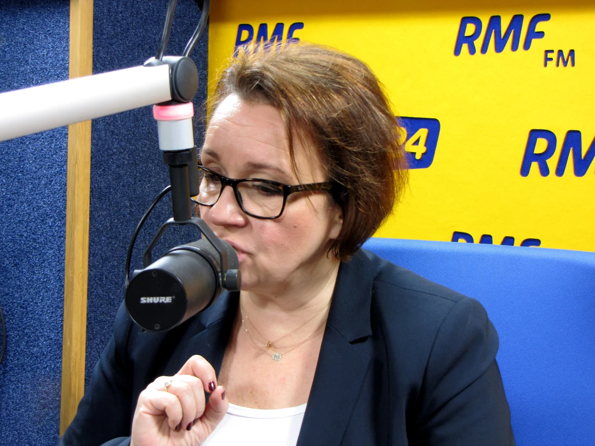 „Słowo 'likwidacja' to straszenie nauczycieli i uczniów, że po prostu zamkniemy szkołę. Nie będzie zwolnień, nie będzie zamykania szkół” – mówi w Kontrwywiadzie RMF FM minister edukacji Anna Zalewska pytana przez słuchaczy o likwidację gimnazjów. „Zaproponuję takie przepisy, że nie będzie odejścia nauczyciela z gimnazjum, ale będzie przejście do liceum lub szkoły podstawowej przy pomocy zapisów, że to oni mają pierwszeństwo” – zapowiada szefowa MEN. Dodaje, że największy problem organizacyjny będzie z gimnazjami, które są odrębne. „Obiecuję, że przeanalizuję każdą sytuację i będę traktowała je indywidualnie” – mówi Zalewska. 