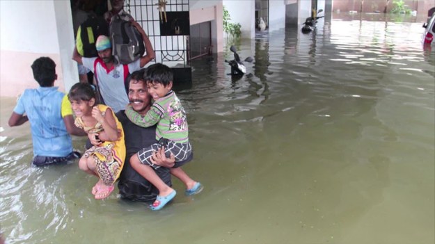Powódź na południu Indii spowodowała śmierć co najmniej osiemdziesięciu osób. Ulewny deszcz pada tam już od tygodnia. Szkoły zostały zamknięte, wiele dróg jest całkowicie nieprzejezdnych, setki podmytych samochodów nie będzie nadawać się do jazdy. Mieszkańcom pomoc dostarczana jest na łodziach. Wciąż bez prądu pozostaje trzydzieści pięć tysięcy osób. Poprawie sytuacji nie sprzyja porywisty wiatr powalający drzewa na ziemie. 