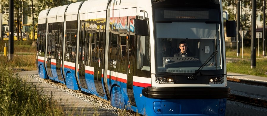 Nowe tramwaje, które będą jeździły po odnowionej trasie W-Z w Łodzi, są za szerokie. W Pesie Swing – obecnie testowanej na ulicach miasta – trzeba było m.in. zdjąć osłony, bo pojazd nie mieścił się przy wjeździe do hali MPK.