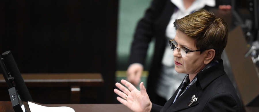 Premier Beata Szydło poinformowała, że w piątek o godz. 18 "na żywo" opowie internautom o planach na pierwsze 100 dni rządu. „Wprowadzamy nowe standardy komunikacji z Polakami” – napisała na swoim profilu na Facebooku.