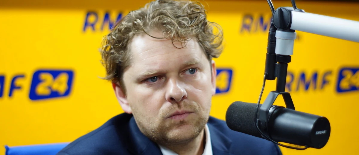 „Marszałek poprosił, żeby komisja się zebrała i sam przyszedł, rzeczywiście była pora późna. Jeśli marszałek dostaje wniosek od premier o wyrażenie opinii przez komisję, to dlaczego to ma czekać do rana? Jeśli ja miałem już posiedzenie komisji, przyszli ministrowie Kamiński i Macierewicz, to dlaczego mieliśmy tego nie robić?” – tak w Kontrwywiadzie RMF FM mówi o nocnym odwołaniu szefów służb, szef komisji ds. służb specjalnych Marek Opioła. Dodaje, że szefowie służb sami złożyli dymisję. „Chodzi o to, żeby służby specjalne normalnie funkcjonowały” – uważa Opioła. Pytany o słowa szefa MSZ, który w TVN24 stwierdził, że każda minuta funkcjonowania starych szefów była zagrożeniem, Opioła odpowiada: „To jest jego wersja, ja zupełnie inaczej oceniam te służby”. Paweł Wojtunik? „Brakuje mi (u niego – przyp. red.) takiego pazura i realnej walki z korupcją” – odpowiada gość RMF FM. „Ułaskawienie Kamińskiego – dobrze, że to się stało tak szybko. To oczyszcza atmosferę” – mówi Marek Opioła. „Za każdym razem opozycja zarzucałaby nam, że Kamiński jest po pierwszej instancji i czeka na drugą” – dodaje szef komisji ds. służb specjalnych.
