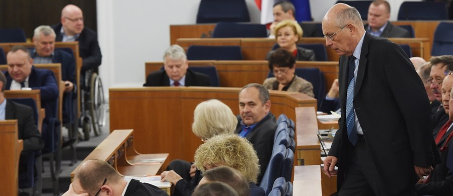 Senat bez poprawek przyjął uchwalone wczoraj zmiany w ustawie o Trybunale Konstytucyjnym. Zdaniem opozycji i części konstytucjonalistów ustawa, która trafi teraz do podpisu prezydenta, jest zamachem na niezawisłość sądu konstytucyjnego. Spośród 85 senatorów uczestniczących w głosowaniu za przyjęciem bez poprawek nowelizacji ustawy o Trybunale Konstytucyjnym zagłosowało 60, przeciw było 23, zaś dwóch wstrzymało się od głosu.