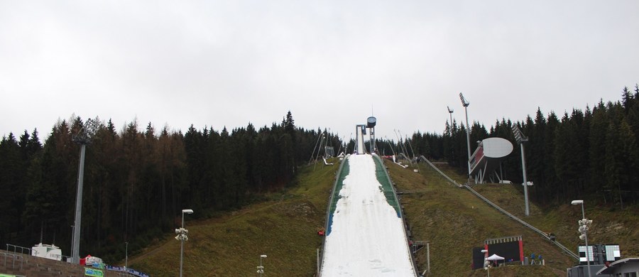 W piątek nie uda się rozpocząć nowego sezonu Pucharu Świata w skokach narciarskich. Obiekt w niemieckim Klingenthal nie został przygotowany na czas i organizatorzy musieli odwołać kwalifikacje. Trwa walka, by udało się rozegrać sobotnie i niedzielne zawody.