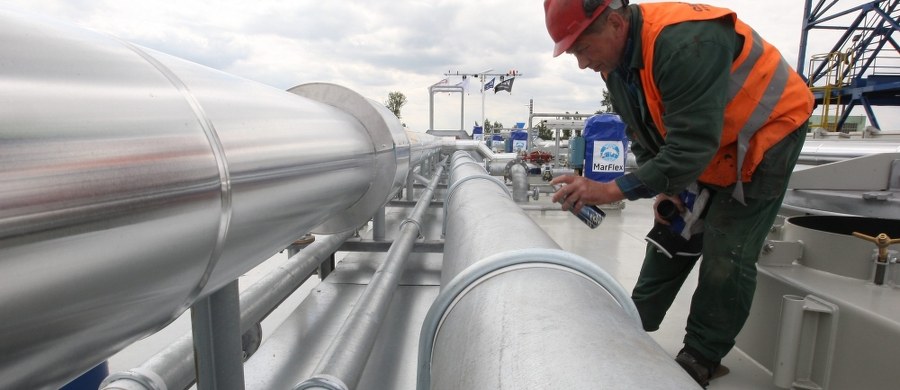 Na rynku utrzymuje się kolosalna nadpodaż ropy i cena surowca może spaść do 20 dolarów za baryłkę - pisze brytyjski tygodnik "The Week", powołując się na raporty Goldman Sachs i brytyjskiej firmy konsultingowej Energy Aspects. Według "Daily Telegraph" spadek cen ropy do tak niskiego poziomu to szok cenowy, który wręcz "zmusza (firmy) prowadzące odwierty do zrezygnowania z produkcji".