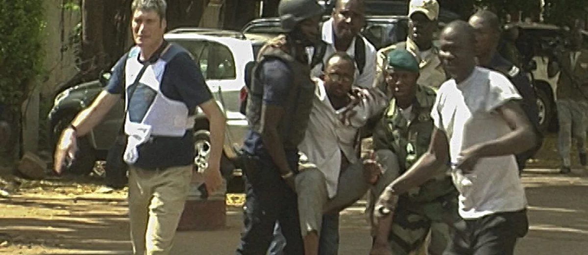 Uzbrojeni sprawcy zaatakowali hotel Radisson w stolicy Mali, Bamako. Dwaj napastnicy wzięli 170 zakładników. Terroryści uwolnili kilka osób, które potrafiły wyrecytować wersety Koranu. Po szturmie sił specjalnych terrorystów zabito. W hotelu znaleziono co najmniej 27 ciał zakładników. Do ataku na hotel przyznała się organizacja dżihadystyczna Al-Murabitun, stowarzyszona z Al-Kaidą.