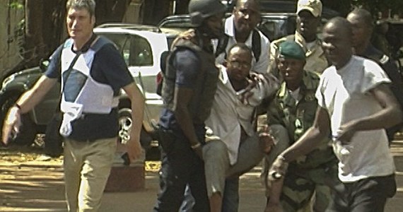 Uzbrojeni sprawcy zaatakowali hotel Radisson w stolicy Mali, Bamako. Dwaj napastnicy wzięli 170 zakładników. Terroryści uwolnili kilka osób, które potrafiły wyrecytować wersety Koranu. Po szturmie sił specjalnych terrorystów zabito. W hotelu znaleziono co najmniej 27 ciał zakładników. Do ataku na hotel przyznała się organizacja dżihadystyczna Al-Murabitun, stowarzyszona z Al-Kaidą.