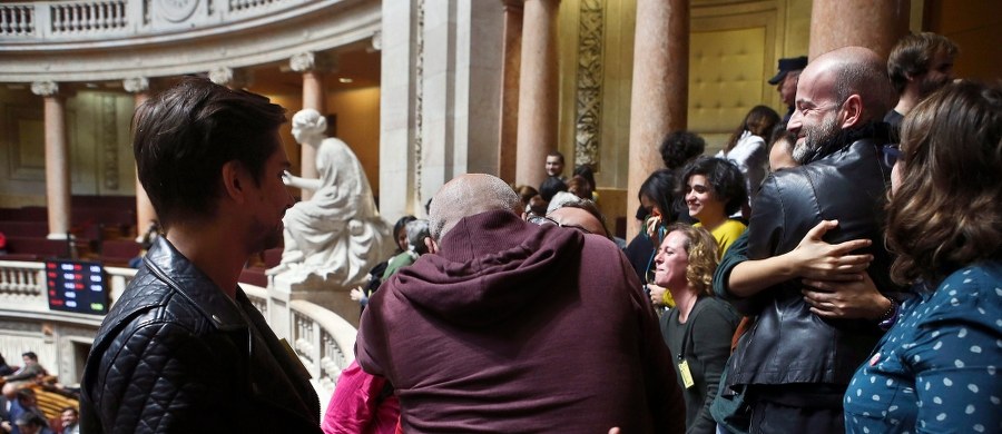 Portugalski parlament przyjął projekt ustawy zezwalającej parom homoseksualnym na adopcję dzieci. Zmiany w prawie poparło 142 z 230 deputowanych.