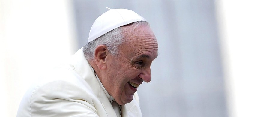 Mimo alertu po zamachach w Paryżu papież nie zamierza zmienić zwyczajów i dostosować się do zaostrzonych środków bezpieczeństwa - pisze "Corriere della Sera". Dziennik ujawnił, że Franciszek niedawno kazał sprzedać nawet samochody opancerzone.