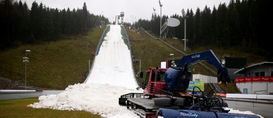 Vogtland Arena już gotowa! Organizatorzy zdołali przygotować skocznię narciarską w Klingenthal i po południu przeprowadzą pierwszy konkurs Pucharu Świata. To będą zawody drużynowe.