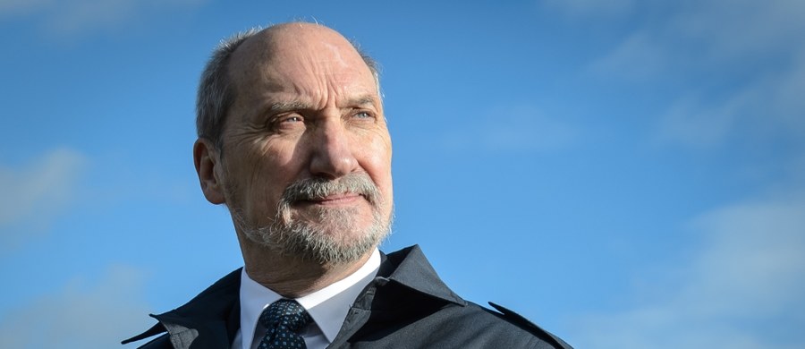 Minister obrony narodowej Antoni Macierewicz zadeklarował w telefonicznej rozmowie ze swoim francuskim odpowiednikiem, że Polska rozpatrzy szczegółowe prośby Paryża o pomoc i współpracę w walce z terroryzmem - poinformował MON. Jednocześnie polski minister spodziewa się wsparcia, jeśli chodzi o zapewnienie bezpieczeństwa naszego kraju.