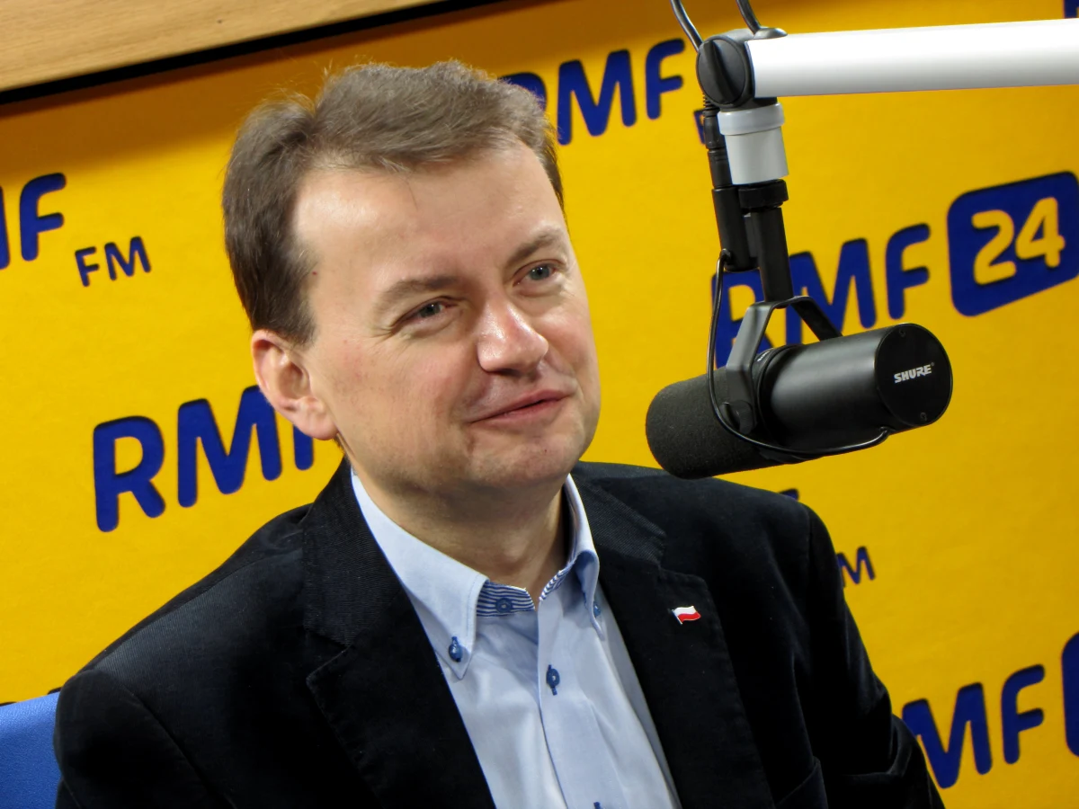 „Straż Graniczna Polski będzie podejmowała decyzję o kontroli obywateli ze strefy Schengen, również obywateli państw Europy Zachodniej. Zagrożenie terroryzmem wciąż jest” – mówi, po spotkaniu szefów MSW państw UE, Gość Krzysztofa Ziemca w RMF FM - minister spraw wewnętrznych Mariusz Błaszczak. „Jest zobowiązanie, żeby Straż Graniczna miała dostęp do baz danych tak, żeby można było w sposób niepowodujący zagrożenia skontrolować tych, którzy stanowią jakieś zagrożenie” – dodaje. Zdaniem Błaszczaka „musimy się przyzwyczaić do tego, że żyjemy w bardzo niespokojnych czasach”. „Wczoraj padła też informacja, że ze współpracą służb specjalnych nie jest najlepiej, informacje nie są wymieniane między poszczególnymi państwami” – mówi minister. „Była podejmowana sprawa PNR – sprawa, która pojawiła się 8 lat temu, chodzi o listy pasażerów przy połączeniach lotniczych. To służy bezpieczeństwu” – komentuje gość RMF FM. Minister dodaje: „Będziemy przywracać likwidowane posterunki policji”. „W Polsce lokalnej poczucie bezpieczeństwa musi być wyższe. Jesteśmy zdeterminowani, żeby doprowadzić do tego, by policjanci wyszli zza biurek” – zapowiada Mariusz Błaszczak.