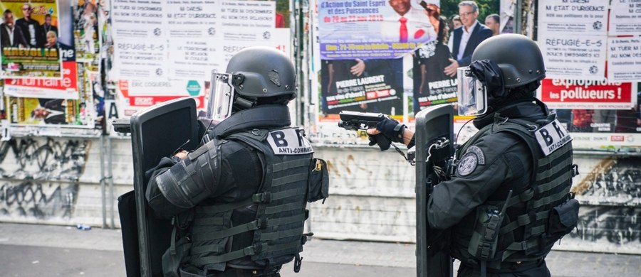 Siedem z ośmiu osób zatrzymanych w środę podczas operacji antyterrorystów w Saint-Denis na północnym przedmieściu Paryża, zostało zwolnionych - podała paryska prokuratura. ​Ósmy zatrzymany - Dżawad Bendaoud, który użyczył mieszkania Abdelhamidowi Abaaoudowi, domniemanemu organizatorowi zamachów terrorystycznych 13 listopada w stolicy Francji, pozostaje w areszcie. 