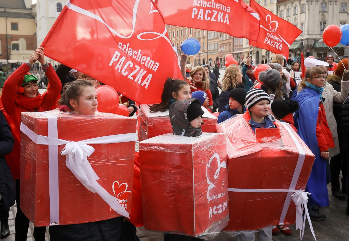 We wszystkich miastach wojewódzkich przeszły dziś Marsze Szlachetnej Paczki. Wszędzie było czerwono od flag i koszulek wolontariuszy. W Warszawie z pomaganiem na sztandarach licytowały się poszczególne dzielnice i podwarszawskie miejscowości. Była „Ochota na pomaganie”, „Paczkowy Żoliborz”, „Północ pragnie pomagać” czy „Służe(w) dobrej sprawie”. 