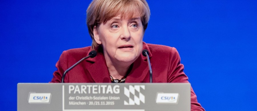 Angela Merkel uważana była do niedawna za niekwestionowanego lidera w kraju i w Europie. Kryzys migracyjny sprawił, że kanclerz Niemiec znalazła się w tarapatach. Jej popularność spada, a koalicjanci domagają się zmiany polityki. Nie widać jednak alternatywy.