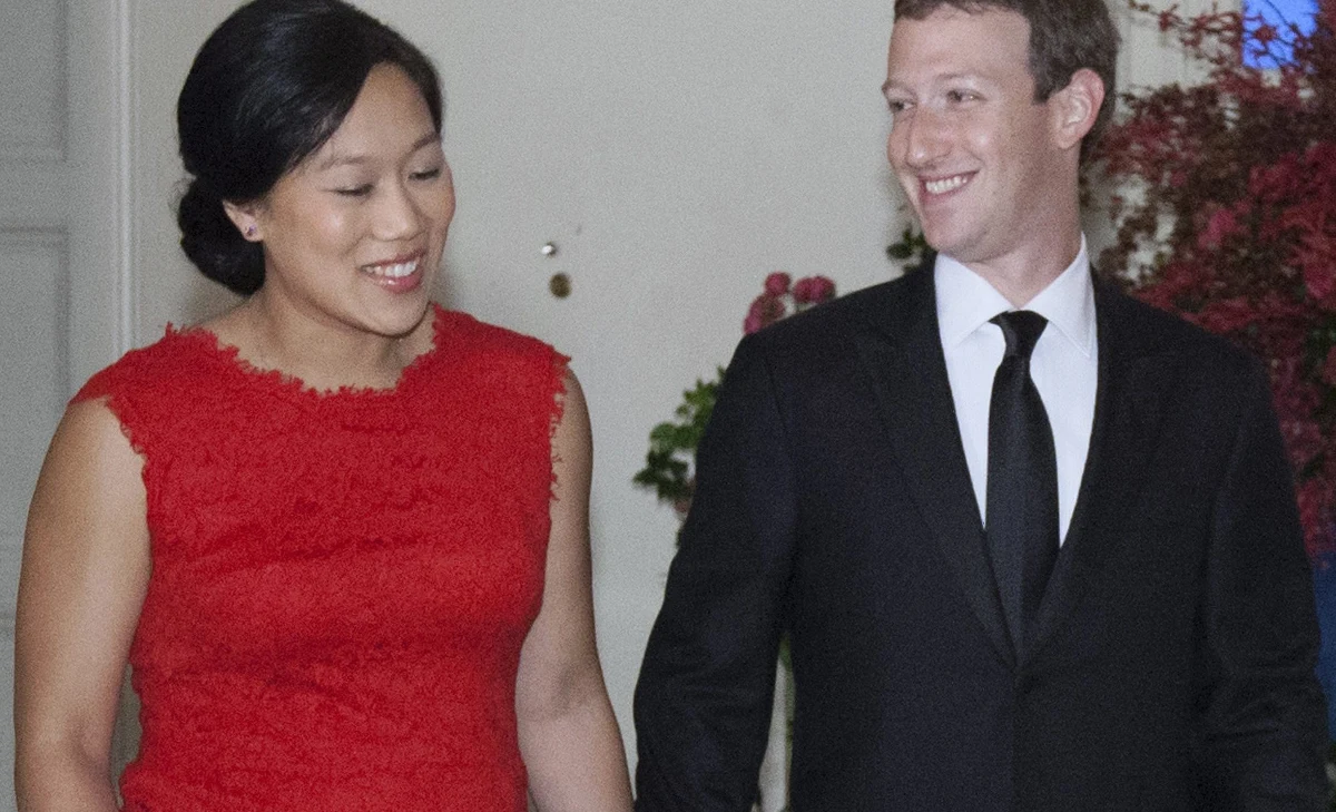 Założyciel Facebooka Mark Zuckerberg ogłosił na swoim profilu, że po narodzinach swojej córki weźmie dwumiesięczny urlop tacierzyński. Szef portalu społecznościowego nazwał to "bardzo osobistą decyzją" - pisze w sobotę BBC.