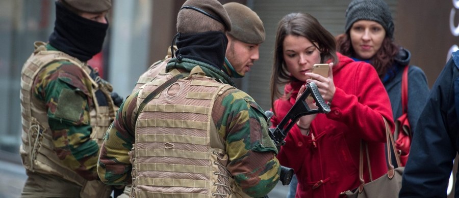 Prawniczka mężczyzny, który odwiózł do Belgii jednego z zamachowców z Paryża Salaha Abdeslama, powiedziała, że poszukiwany listem gończym mężczyzna był bardzo zdenerwowany i mógł mieć na sobie pas z materiałami wybuchowymi - podają w sobotę belgijskie media.