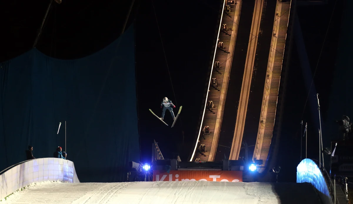 Dziś pierwszy w sezonie indywidualny konkurs Pucharu Świata w skokach narciarskich. W zawodach w Klingenthal zobaczymy na pewno Kamila Stocha. Sześciu pozostałych Polaków będzie rywalizowało w kwalifikacjach do niedzielnych zawodów. 