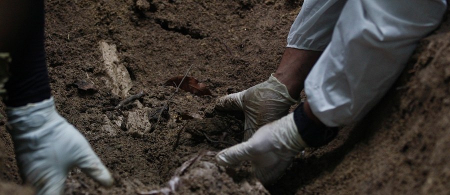 Ponad 90 straciło życie w wyniku osunięcia się ziemi w pobliżu kopalni jadeitu w stanie Kaczin w północnej Birmie. Trwają poszukiwania kolejnych 100 osób.