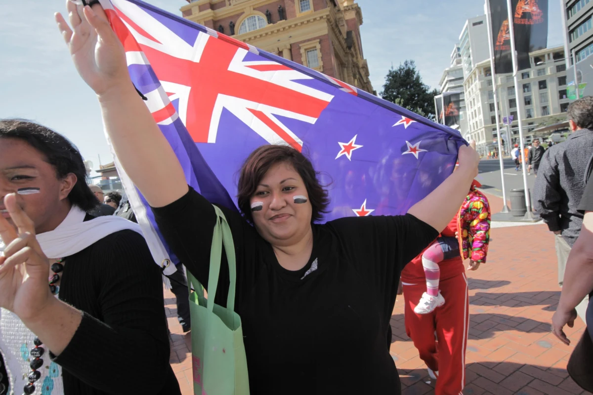 Mieszkańcy Nowej Zelandii wybierają nową flagę. Mają dość mylenia ich sztandaru z łudząco podobnym australijskim. 