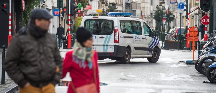 Belgijska policja wciąż szuka kilku uzbrojonych islamskich ekstremistów - poinformował szef MSW Jan Jambon. W Brukseli drugi dzień obowiązuje czwarty, najwyższy poziom zagrożenia terrorystycznego, w związku z ryzykiem ataków przypominających te z Paryża.