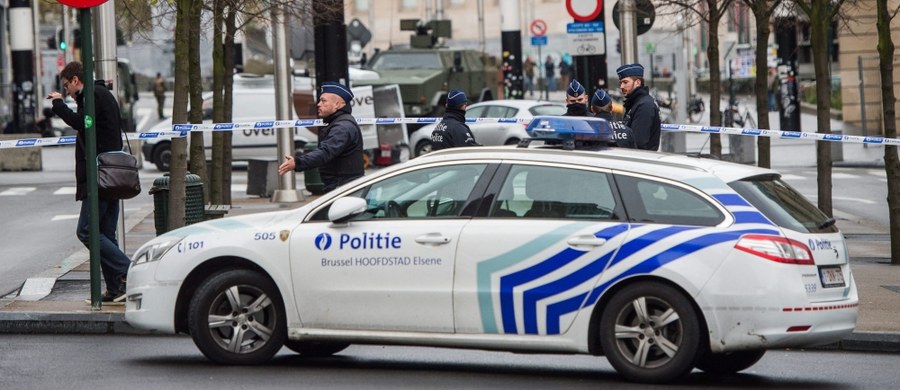 W poniedziałek w Brukseli nadal nie będzie działać metro, zamknięte pozostaną szkoły i uczelnie - zapowiedział belgijski premier Charles Michel, tłumacząc to "poważnym i bezpośrednim" ryzykiem skoordynowanych ataków w stolicy kraju. Szef rządu ogłosił, że na razie w Brukseli zostanie utrzymany najwyższy, czwarty poziom zagrożenia terrorystycznego, który wprowadzono w sobotę. W pozostałych miastach w kraju obowiązuje trzeci poziom alertu.