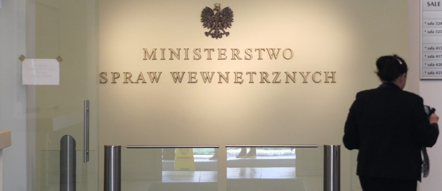 Ministerstwo ujawniło informacje, które mogą pomóc w organizacji zamachów - alarmuje "Rzeczpospolita". Na stronach internetowych resortu spraw wewnętrznych można znaleźć najważniejsze informacje o głównej siedzibie resortu: rzuty pięter, w tym gabinetu ministra, informacje o położeniu kamer monitoringu, a nawet szczegóły wyposażenia toalet.