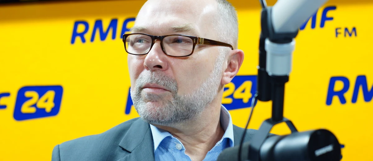 "Raport otwarcia przygotowywali politycy. Gdyby przygotowywali go urzędnicy, to widać byłoby, że to, co robiliśmy, było w zgodzie z prawem" - mówi w Kontrwywiadzie RMF FM były szef kancelarii Bronisława Komorowskiego Jacek Michałowski. "Nigdy w historii 26 lat Kancelarii Prezydenta nie było takiej nagonki. To nagonka polityczna na byłego prezydenta" - uważa gość RMF FM. Wyposażenie willi w Klarysewie? "Ono nie zniknęło. Część ze sprzętów z willi zlikwidowaliśmy, ale w każdej instytucji co jakiś czas robi się takie rzeczy. Sprzęt zgniły, popsuty likwiduje się" - odpowiada Michałowski. "Likwidowane rzeczy miały wartości od kilku groszy do kilkudziesięciu złotych" - dodaje. Pytany o wyższe odprawy dla pracowników kancelarii, odpowiada: "Ludzie mają umowę na czas określony, ona się kończy i trzeba podpisać dalszą". 280 tys. złotych dla szefa Centrum Obsługi? "Może za dużo, ale ten człowiek doprowadził do tego, że kancelaria miała oszczędzonych ileś pieniędzy" - mówi gość RMF FM. 1,5 mln złotych na upominki? "W ciągu 5 lat funkcjonowania kancelaria przy wielu okazjach daje upominki. Sokowirówka jako upominek to bzdura kompletna. Nie wyobrażam sobie czegoś takiego" - komentuje były szef Kancelarii Prezydenta. 