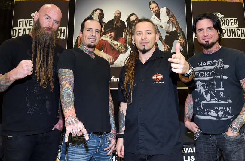 Po informacjach o potencjalnych zamach w Europie, które udostępnili w sieci hakerzy z grupy Anonymous, grupy Five Finger Death Punch i Papa Roach postanowiły odwołać swój występ w Mediolanie. 