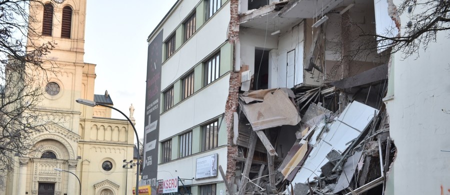 Zawaliła się ściana kamienicy u zbiegu ulic Sienkiewicza i Tuwima w Łodzi. 1 osoba trafiła do szpitala. Po dokładnym przeszukaniu miejsca zdarzenia przez strażaków okazało się, że nikogo nie było pod gruzami.